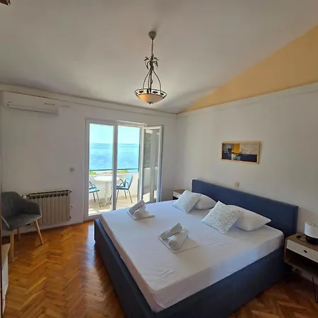 21 Apartment *